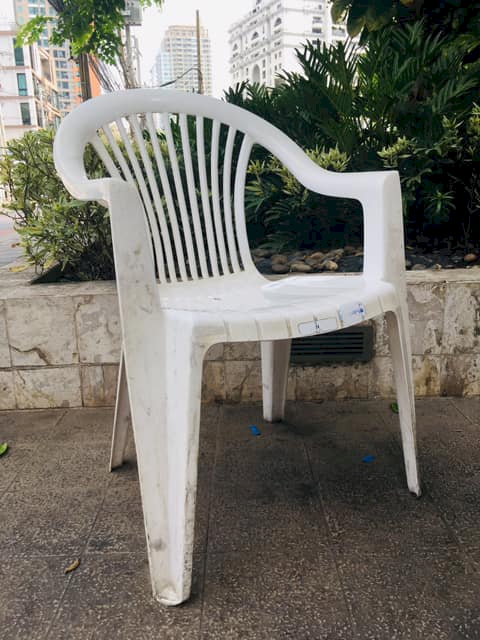 Monobloc chair เก้าอี้ดีไซน์ธรรมดาสามัญที่ไม่มีวันตาย