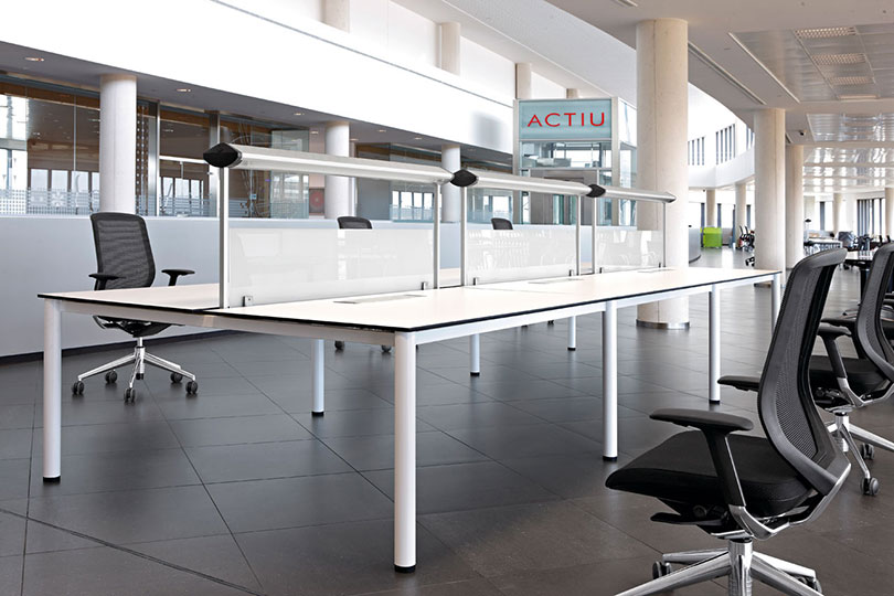 COOL E100 ทางออกสำหรับพื้นที่ทำงานเป็นกลุ่มในสำนักงานที่ต้องการเฟอร์นิเจอร์ที่มีทั้งความทนทานและความสวยงาม