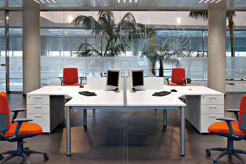 COOL E100 ทางออกสำหรับพื้นที่ทำงานเป็นกลุ่มในสำนักงานที่ต้องการเฟอร์นิเจอร์ที่มีทั้งความทนทานและความสวยงาม