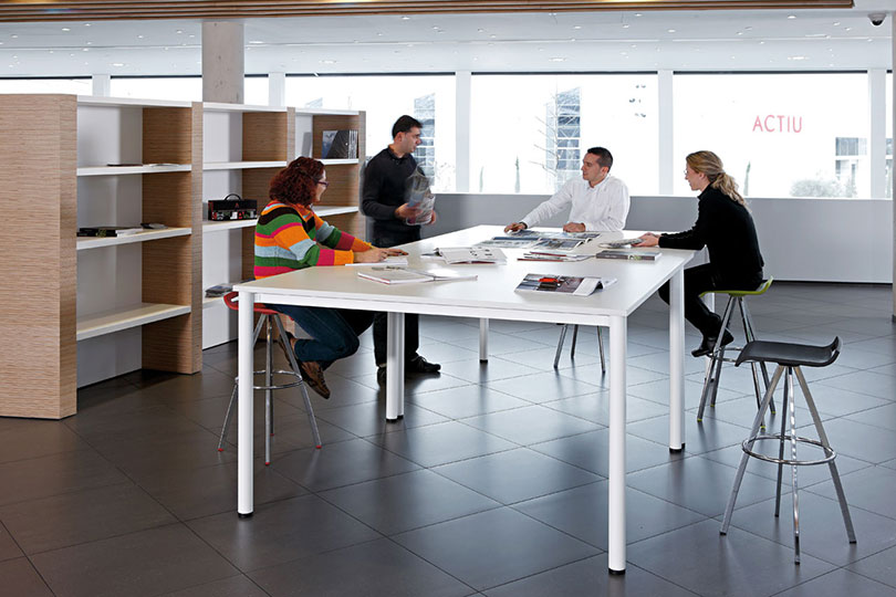 COOL E100 ทางออกสำหรับพื้นที่ทำงานเป็นกลุ่มในสำนักงานที่ต้องการเฟอร์นิเจอร์ที่มีทั้งความทนทานและความสวยงาม