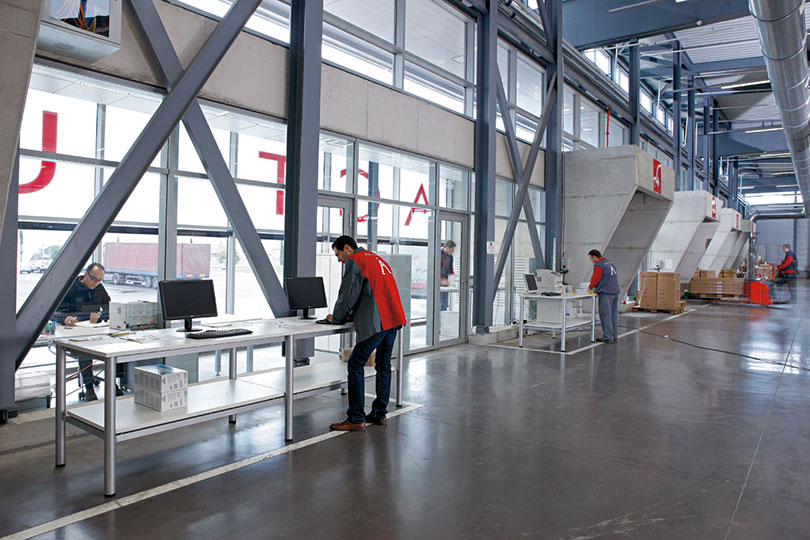 COOL E100 ทางออกสำหรับพื้นที่ทำงานเป็นกลุ่มในสำนักงานที่ต้องการเฟอร์นิเจอร์ที่มีทั้งความทนทานและความสวยงาม