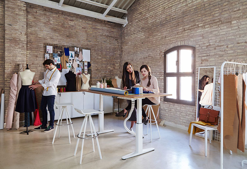 MOBILITY  โต๊ะปรับระดับได้ที่ตอบสนองวิถีชีวิตการทำงานยุคใหม่ของคุณ