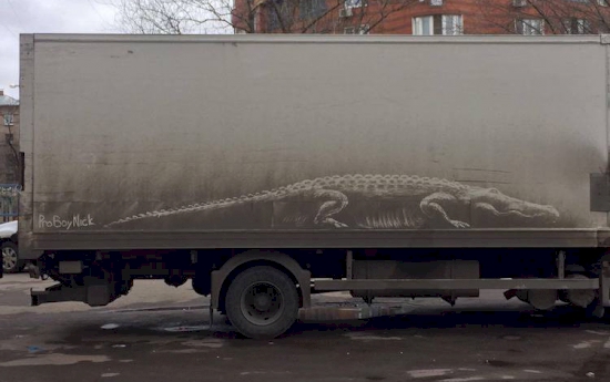 ศิลปินรัสเซียเปลี่ยนรถฝุ่นเขรอะให้กลายเป็นงานศิลปะอันน่าทึ่ง