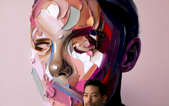 ภาพวาดพอร์ตเทรตกึ่งนามธรรมหลากสีสันที่ใช้ฝีแปรงหนาหนักแสดงอารมณ์ของใบหน้าที่ถูกซ่อนเอาไว้ออกมา