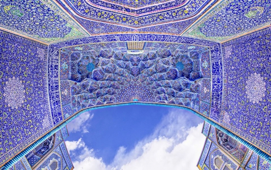 ภาพถ่ายอันน่าตื่นตะลึงที่นำเสนอลวดลายซับซ้อนภายในสถาปัตยกรรมโบราณของประเทศอิหร่าน